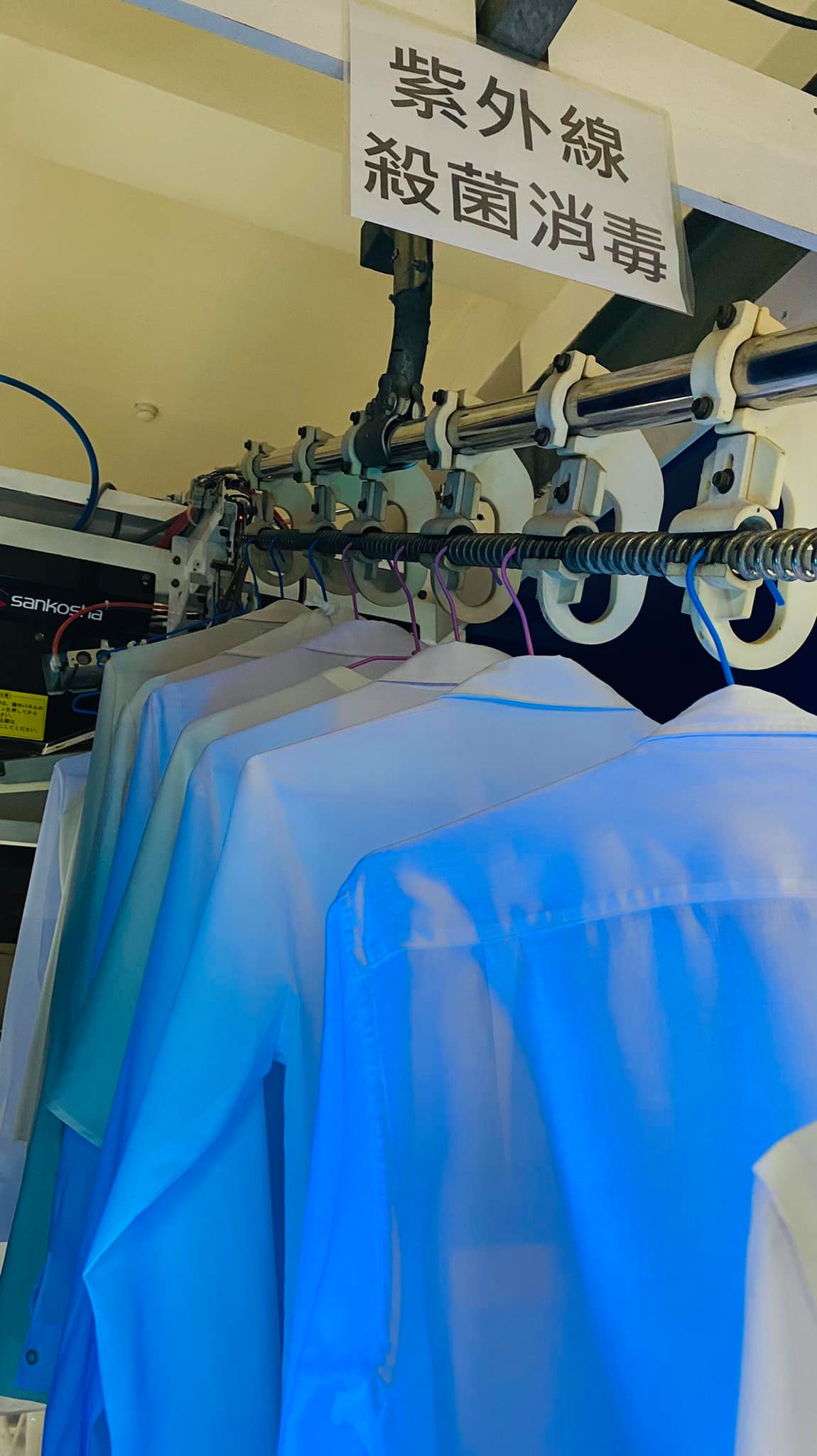 💭白帥帥的衣服排隊準備進紫外線殺菌消毒隧道囉🥼